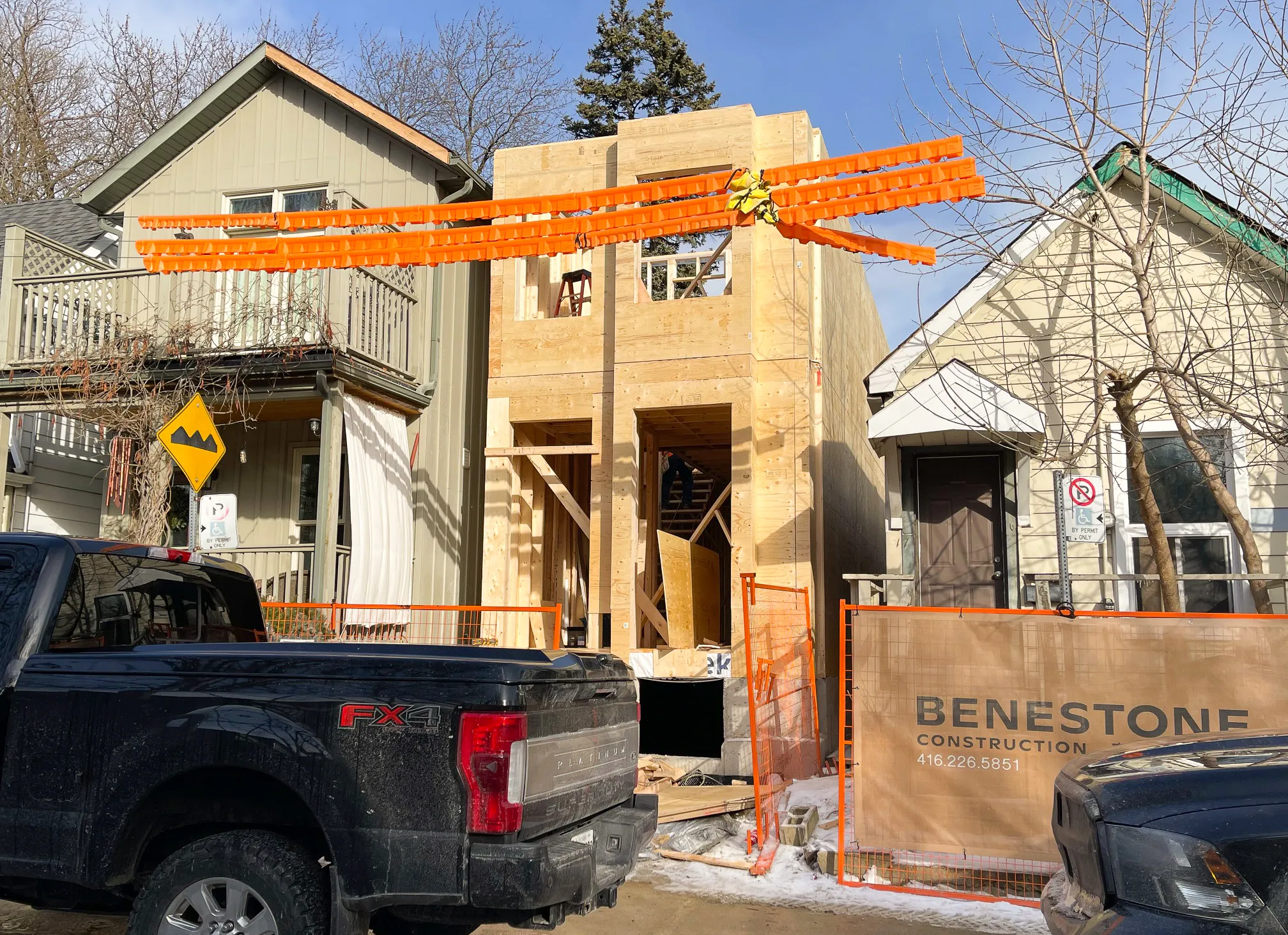 Dundas & Coxwell — photo 4